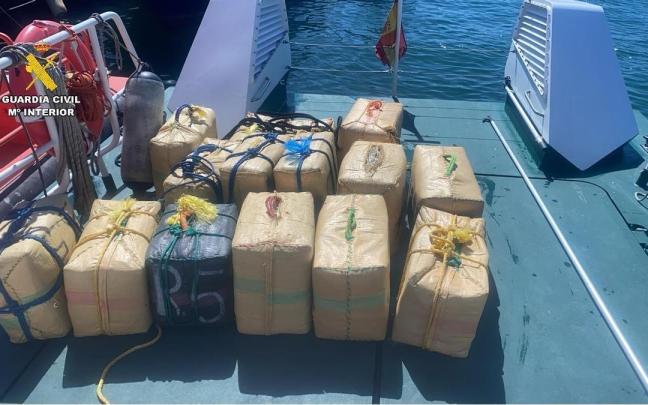 Fardos de hachís intervenidos tras localizarse en el Estrecho de Gibraltar.