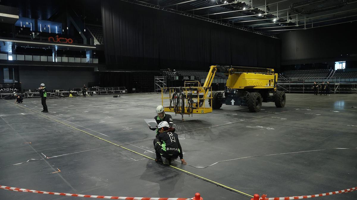 Operarios trabajando en el Navarra Arena para montar el escenario de Laura Pausini.