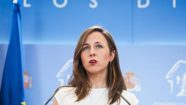 La diputada de Podemos, Ione Belarra, durante una rueda de prensa.