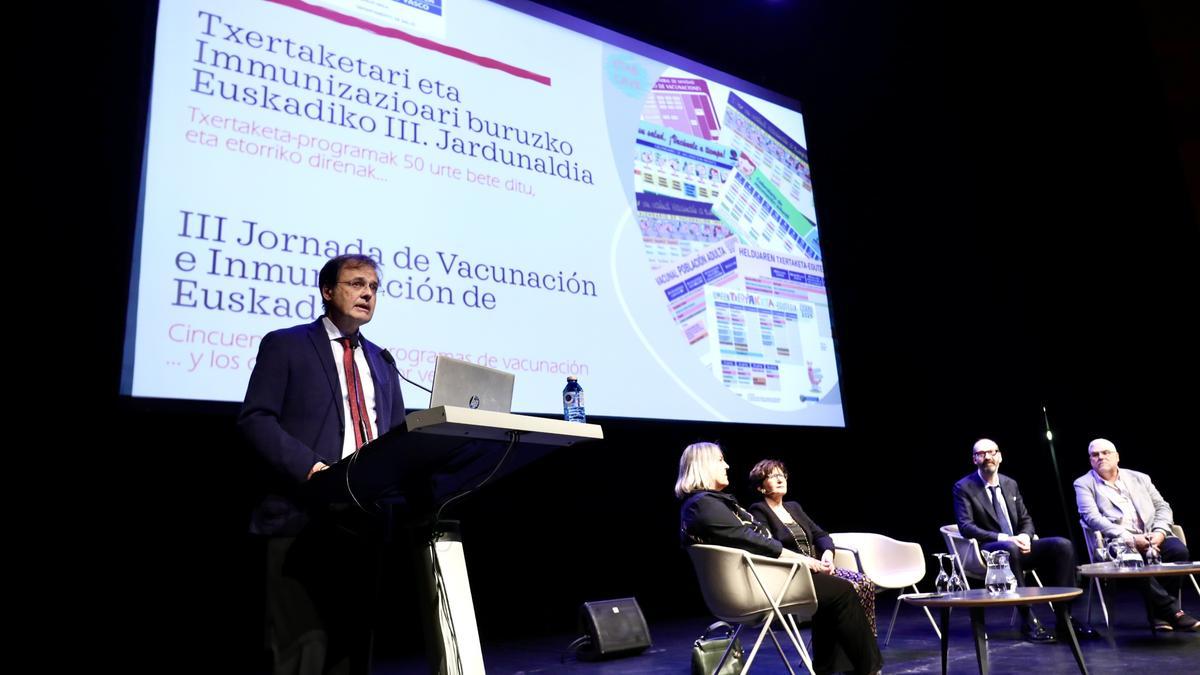 El consejero de Salud, Alberto Martínez, en la inauguración de la III Jornada de Vacunación e Inmunización de Euskadi
