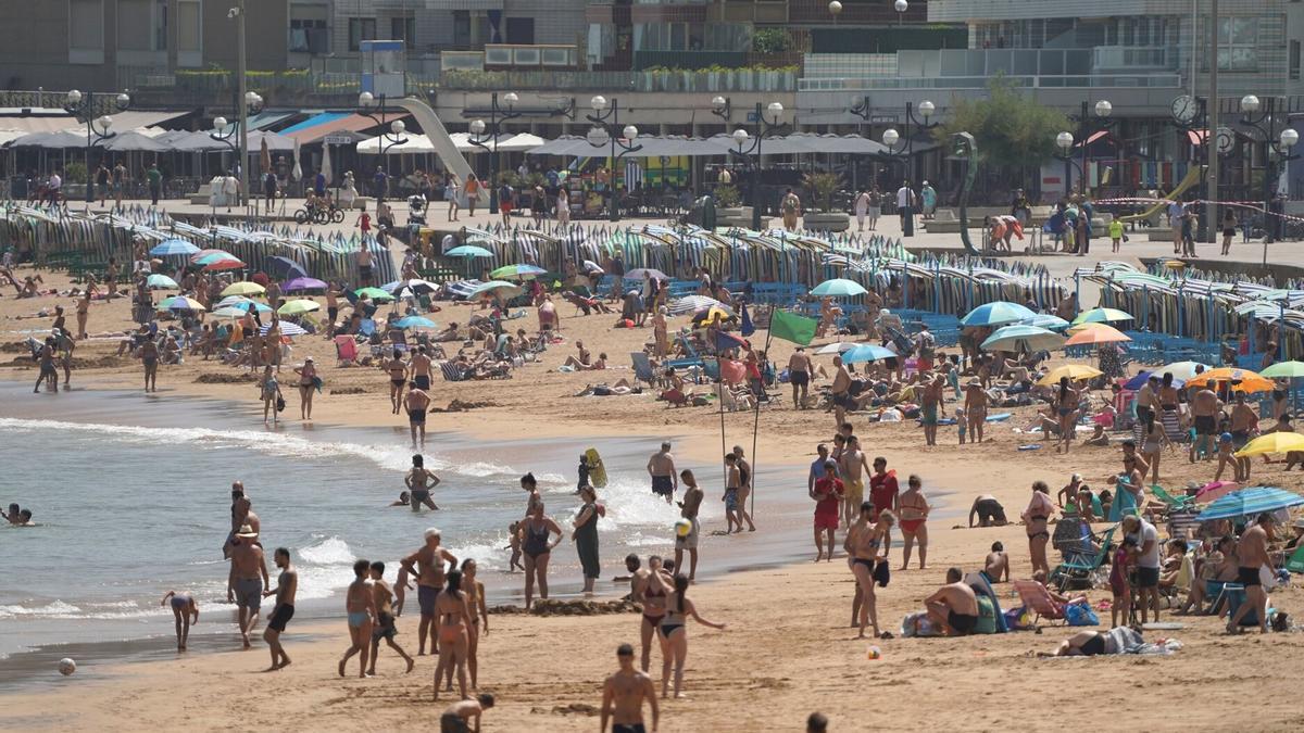 La playa de Zarautz repleta de gente en la última ola de calor.