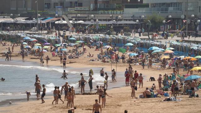La playa de Zarautz repleta de gente en la última ola de calor.
