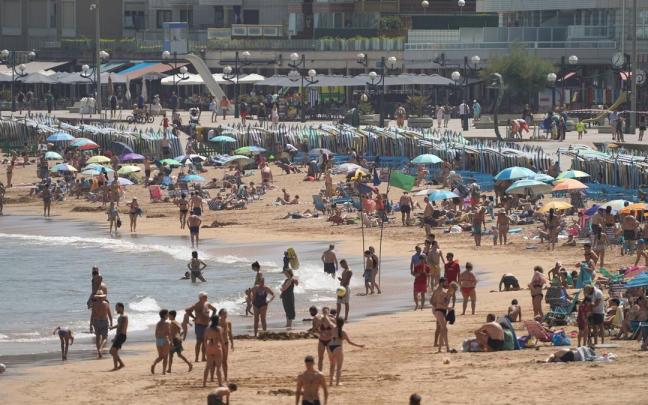 La playa de Zarautz repleta de gente en la última ola de calor.