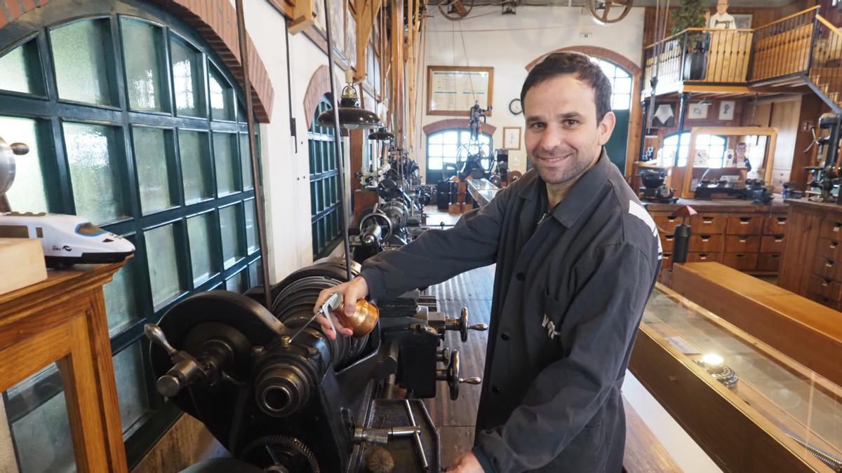 Iker García, lubricando con la aceitera el torno paralelo Orbea de 1930 que está en la lista de máquinas que se pueden apadrinar