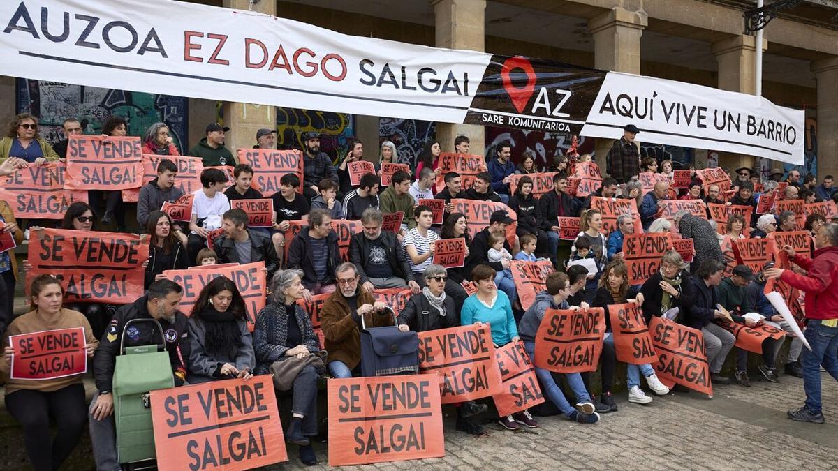 Vecinos del Casco Viejo con carteles de 'se vende' denuncian la mercantilización del barrio.