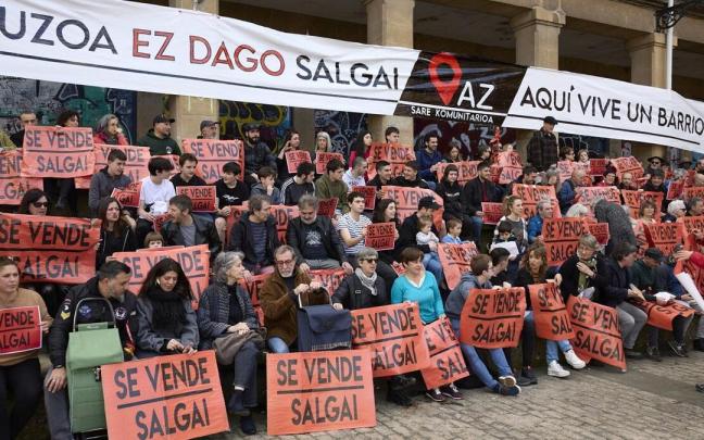 Vecinos del Casco Viejo con carteles de 'se vende' denuncian la mercantilización del barrio. Vecinos del Casco Viejo con carteles de 'se vende' denuncian la mercantilización del barrio.