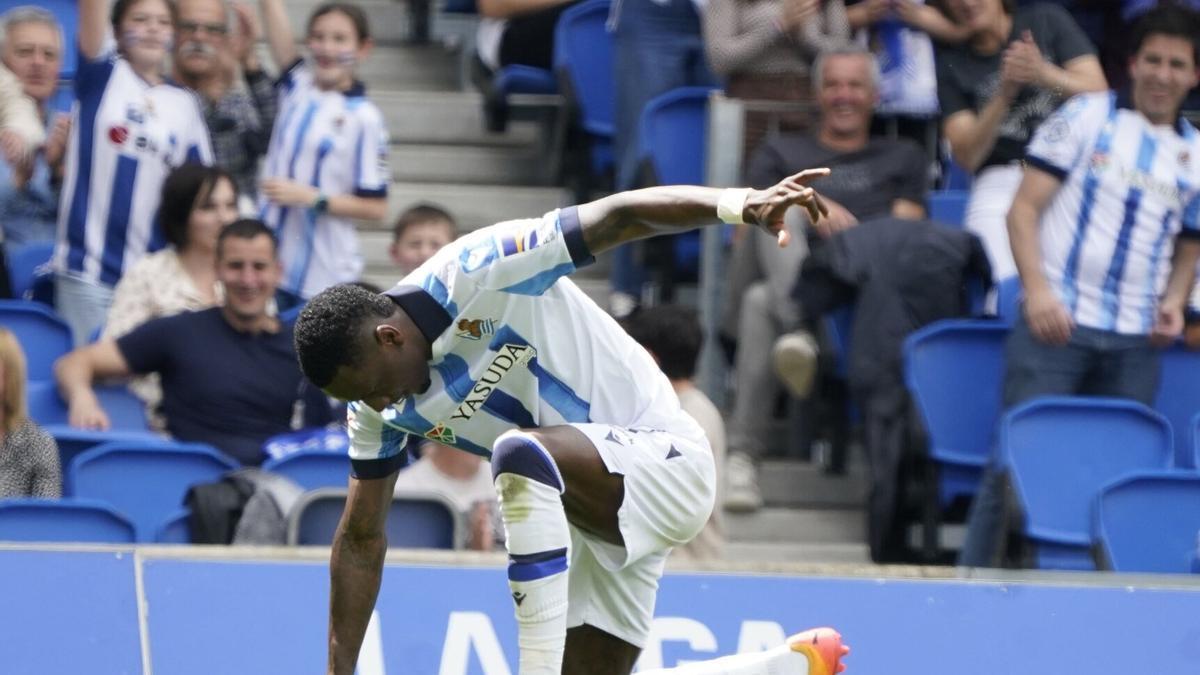 Sheraldo Becker celebra su gol ante la UD Las Palmas. / RUBEN PLAZA