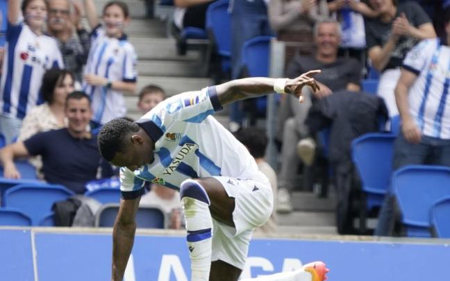 Sheraldo Becker celebra su gol ante la UD Las Palmas. / RUBEN PLAZA