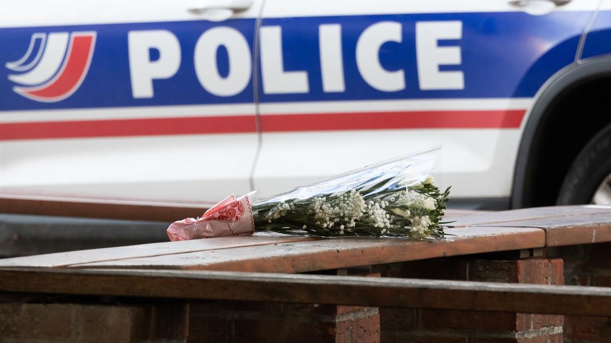 Un ramo de flores frente al liceo Gambetta de Arras, donde fue asesinado el profesor.