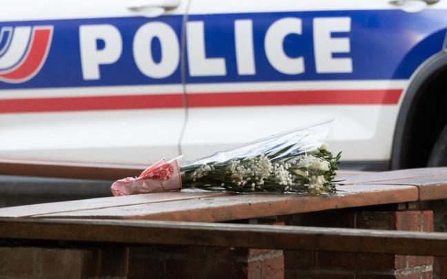 Un ramo de flores frente al liceo Gambetta de Arras, donde fue asesinado el profesor.