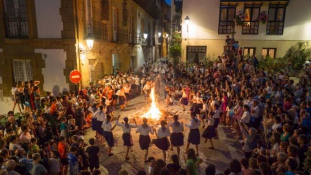 Hoguera San Juan un año anterior en San Juan Iturri, Zumaia.
