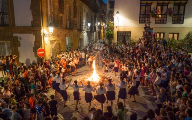 Hoguera San Juan un año anterior en San Juan Iturri, Zumaia.