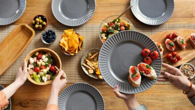 Imagen de varios platos de comida encima de una mesa