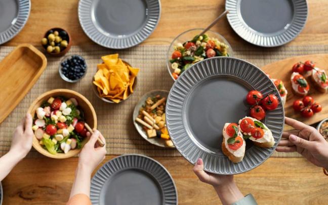 Imagen de varios platos de comida encima de una mesa