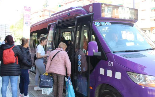 Un grupo de usuarias se dispone a subir al urbano en la parada junto a la rotonda de San Francisco.