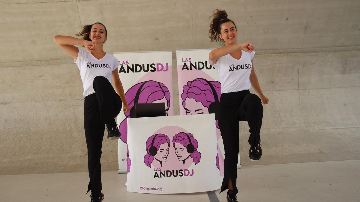 Las hermanas Laura y María Andueza, con el equipo de música de su grupo Las Andus DJ.