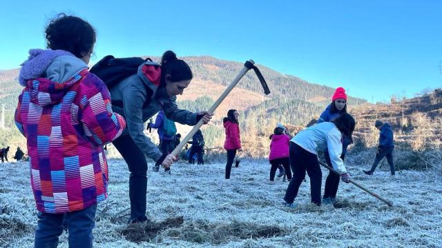 Una pasada edición de la plantación popular de árboles en Etxezarreta.