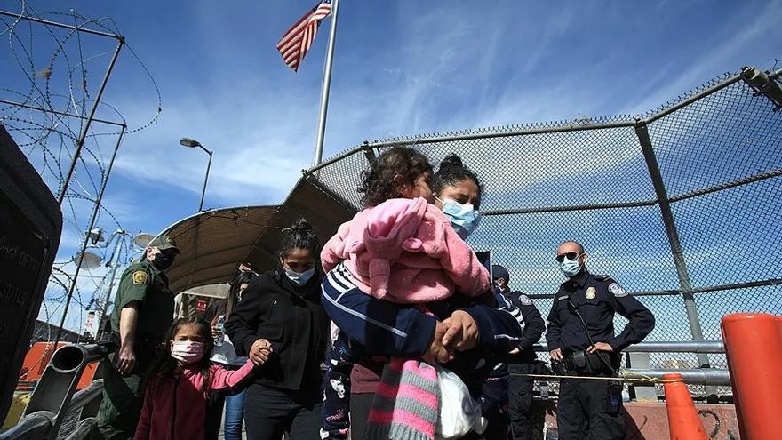 Grupos de migrantes centroamericanos son deportados desde Estados Unidos a México