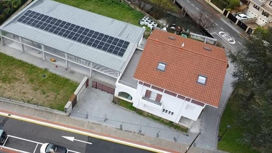 Placas solares en el tejado del nuevo CRAD de Mendiko en Amurrio