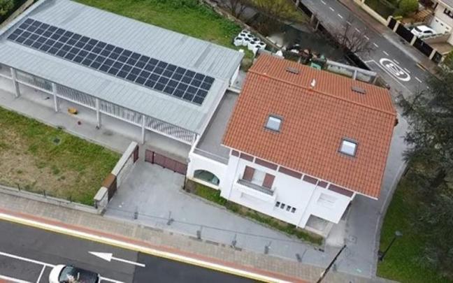 Placas solares en el tejado del nuevo CRAD de Mendiko en Amurrio