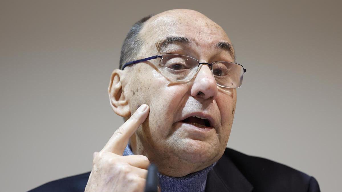 Vidal-Quadras se señala el punto en el que recibió el tiro.