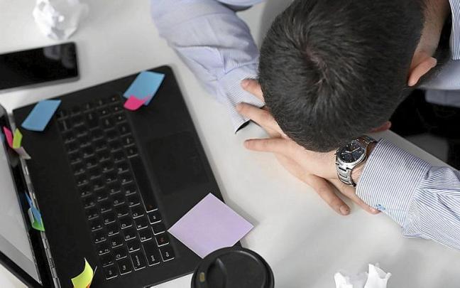 Sentirse agotado o con falta de energía después de volver al trabajo es normal, y es un síntoma común del síndrome posvacacional. | FOTO: FREEPIK