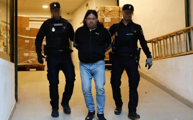 El acusado de retener durante dos años a una mujer en contra de su voluntad pasa a disposición judicial.