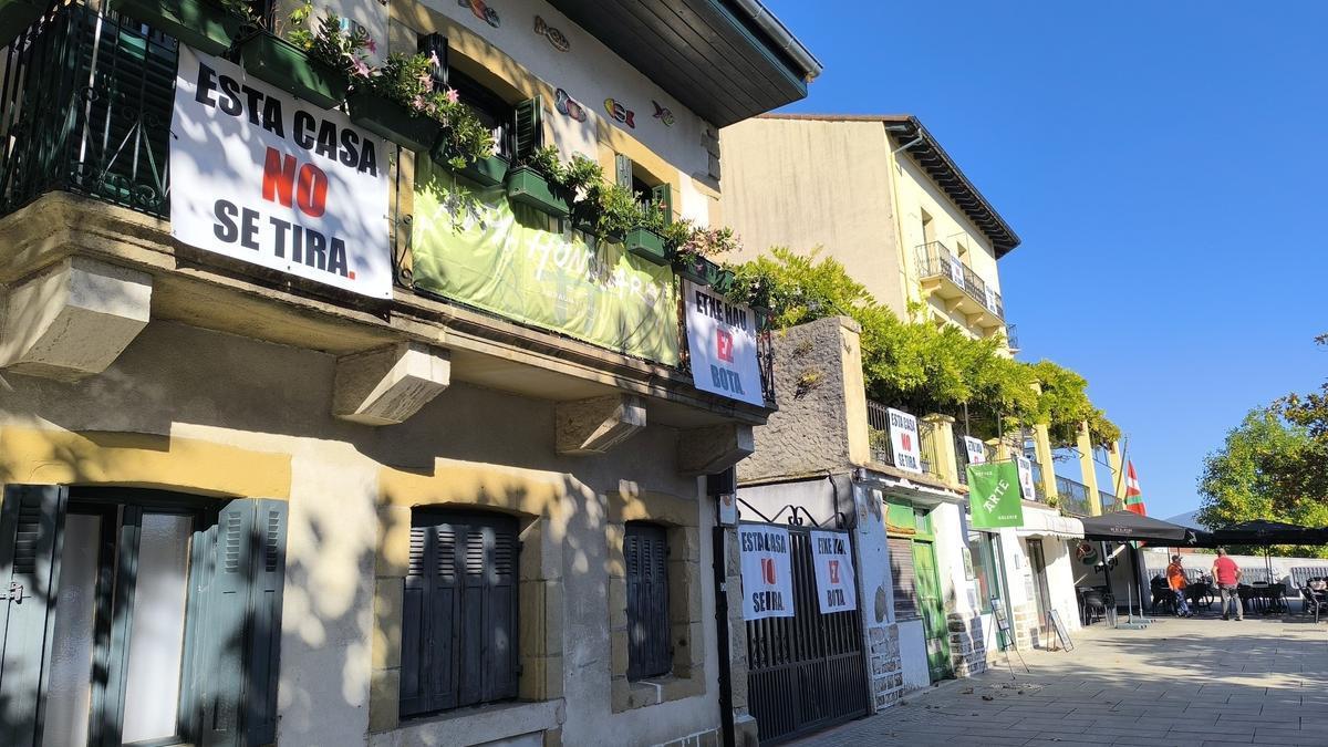 Edificios del entorno de Damarri, con las pancartas solicitando que no se derriben los inmuebles