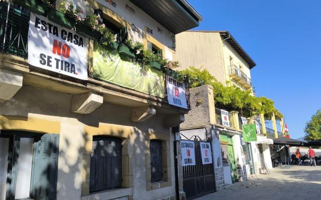 Edificios del entorno de Damarri, con las pancartas solicitando que no se derriben los inmuebles