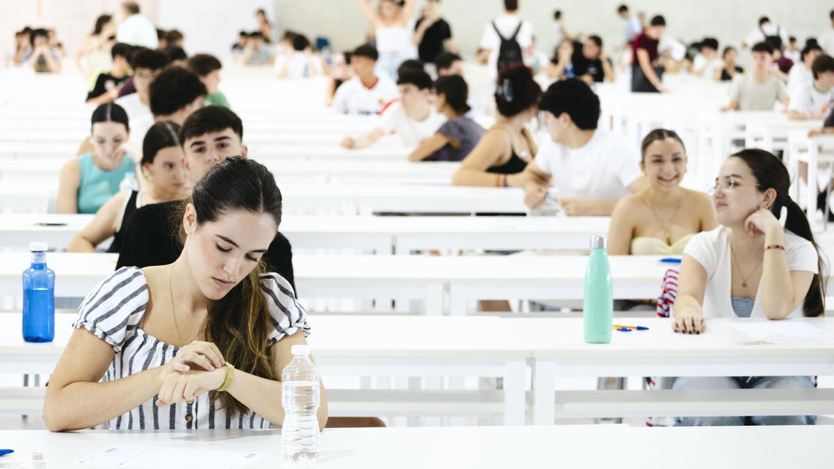 Estudiantes en un examen de la PAU.