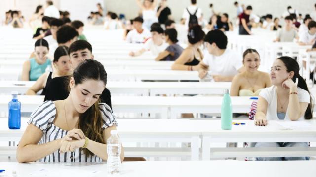 Estudiantes en un examen de la PAU.