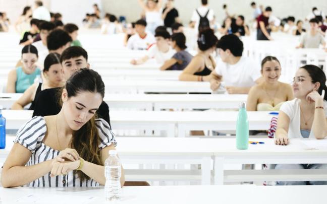 Estudiantes en un examen de la PAU.