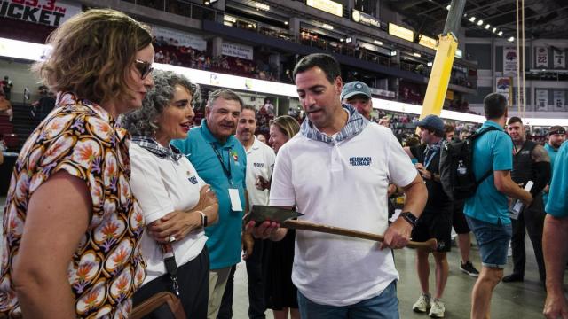 El lehendakari, Imanol Pradales, con un hacha en la exhibición de aizkolariak en el Jaialdi de Boise