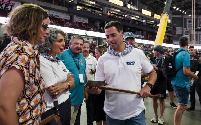 El lehendakari, Imanol Pradales, con un hacha en la exhibición de aizkolariak en el Jaialdi de Boise / Irekia El lehendakari, Imanol Pradales, con un hacha en la exhibición de aizkolariak en el Jaialdi de Boise