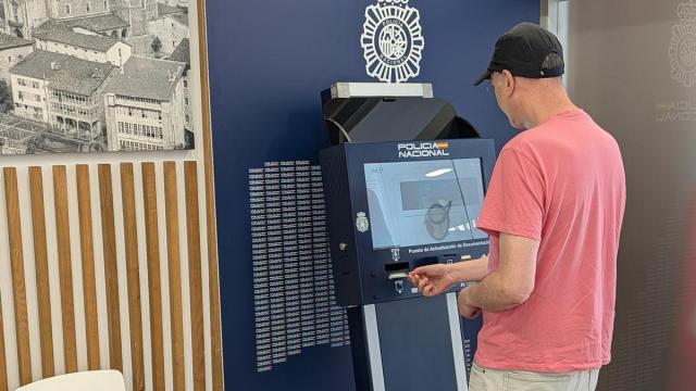 Un vecino de Elgoibar realiza gestiones en la terminal PAD del Servicio de Atención a la Ciudadanía.
