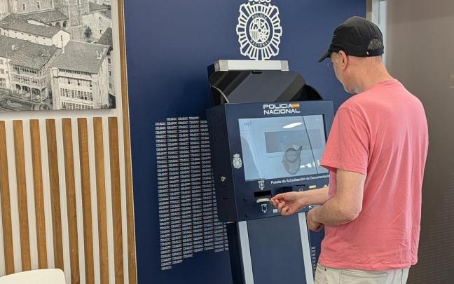 Un vecino de Elgoibar realiza gestiones en la terminal PAD del Servicio de Atención a la Ciudadanía.