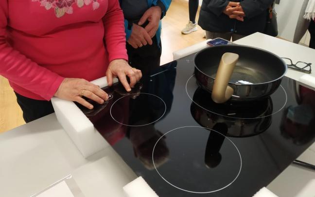 Una persona mayor prueba el proyecto piloto de cocina