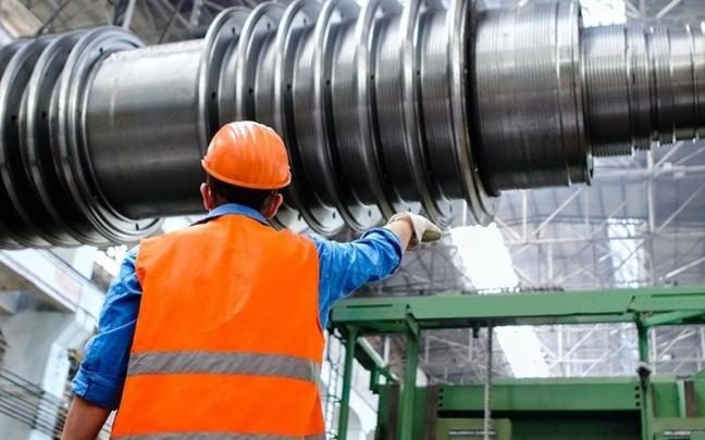 Un operario trabaja en una industria que bajó los precios en junio por el abaratamiento del precio del gas. Un operario trabaja en una industria que bajó los precios en junio por el abaratamiento del precio del gas.