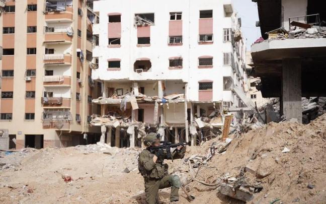 Un soldado israelí combate contra milicianos de Hamás en el sur de la Franja de Gaza. Un soldado israelí combate contra milicianos de Hamás en el sur de la Franja de Gaza.