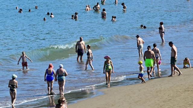 Los baños en piscinas o playas aumentan el riesgo de otitis externa