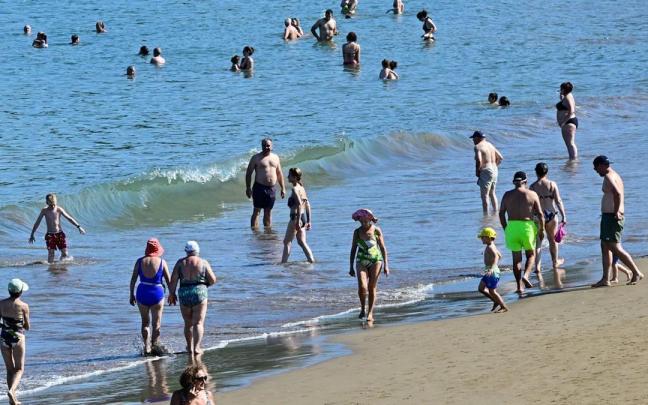 Los baños en piscinas o playas aumentan el riesgo de otitis externa