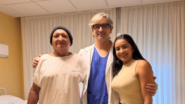 El doctor Diego González Rivas junto al paciente y su hija.