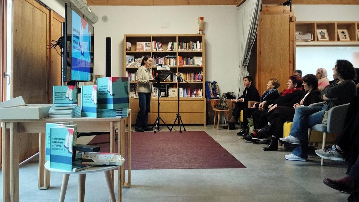 Berdintasun zinegotzia bigarren bilduma aurkezten.