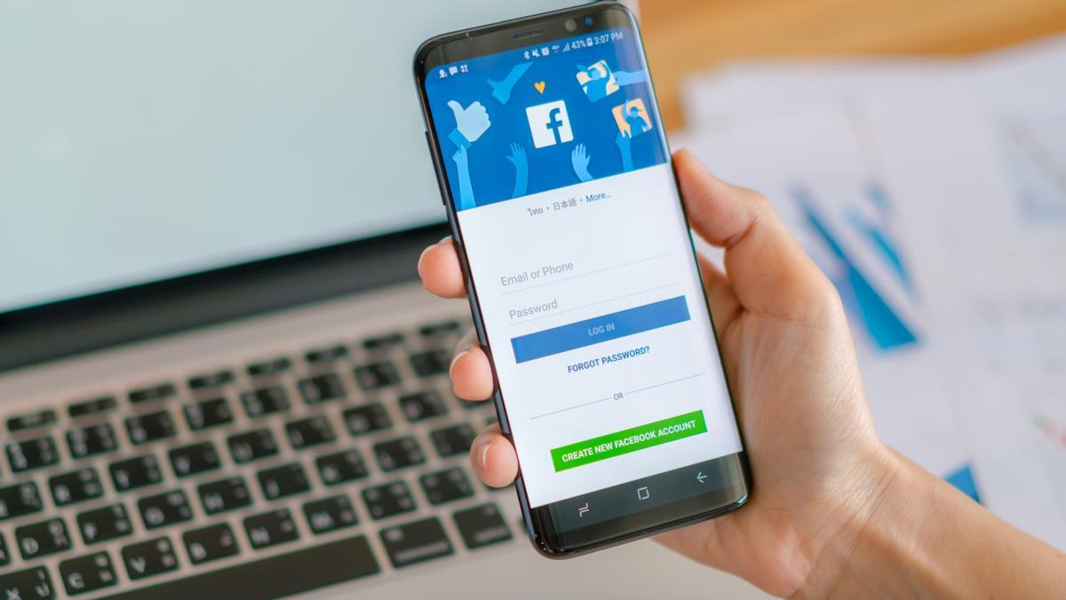 Un usuario de Facebook abre la aplicación en el teléfono móvil.