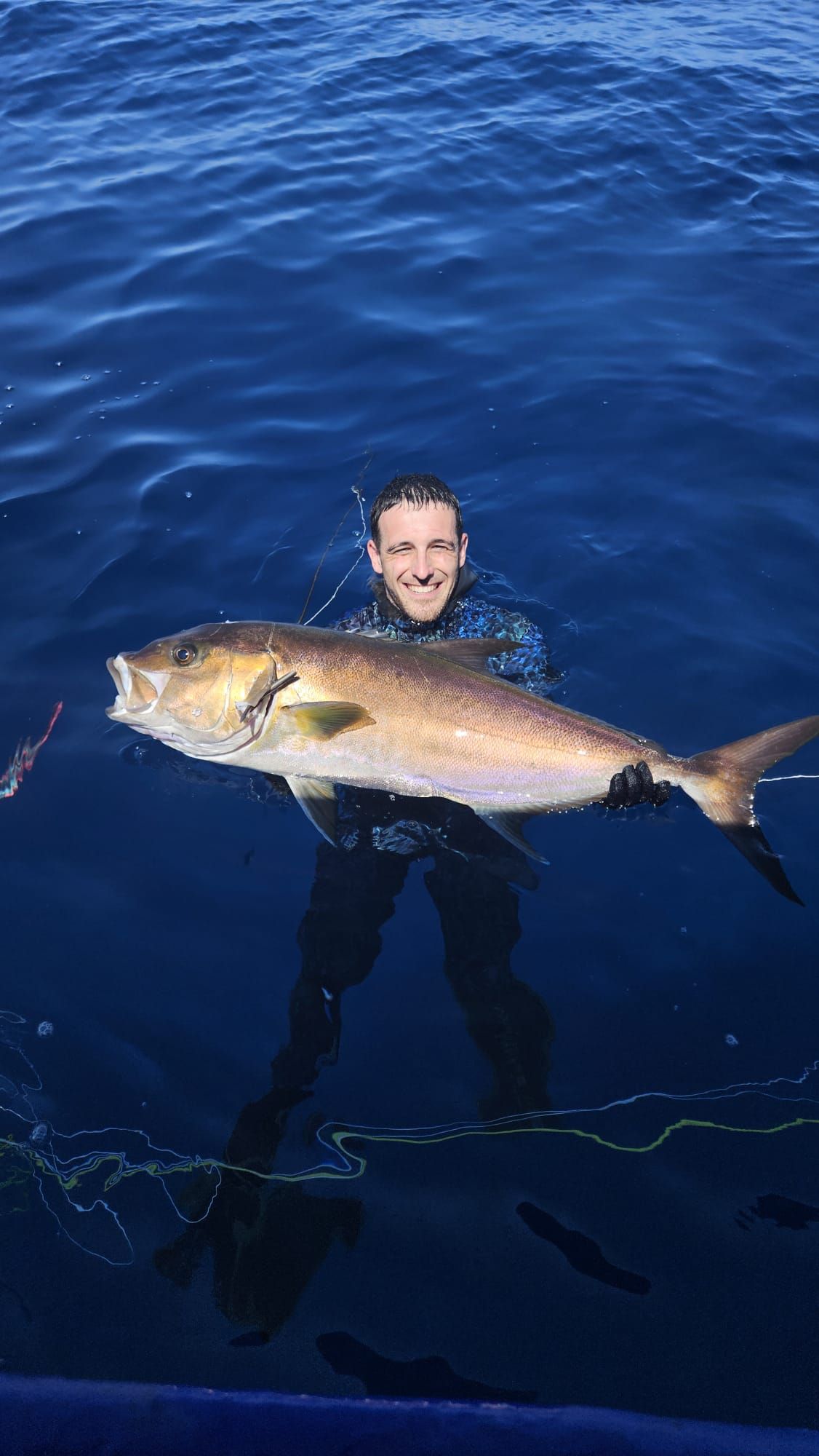 Haritz Ayarza posa después de capturar un pez limón.