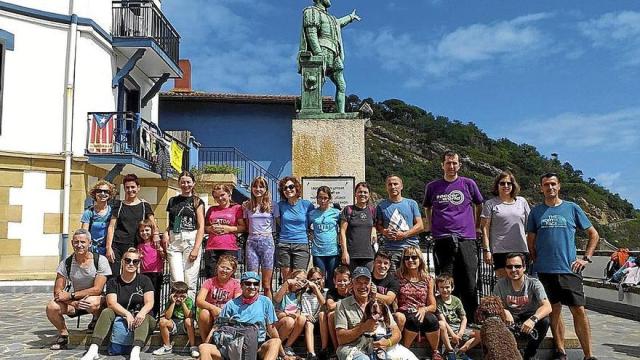 Los menores y las familias, en una visita a Getaria. | FOTOS: CHERNOBIL ELKARTEA