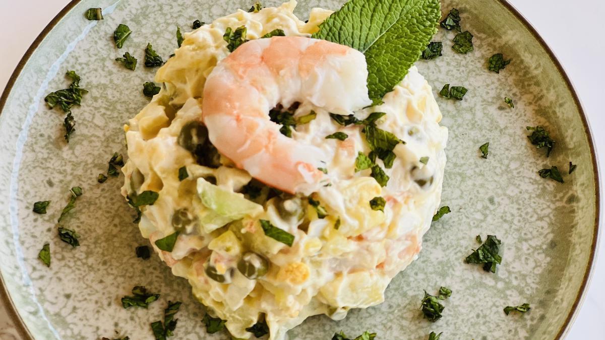 Ensaladilla con langostinos y menta fresca.