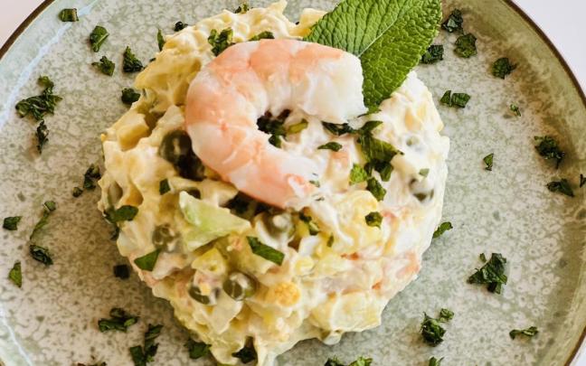 Ensaladilla con langostinos y menta fresca.