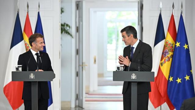 Los presidentes francés y español, Emmanuel Macron y Pedro Sánchez, en la comparecencia posterior a su encuentro en La Moncloa