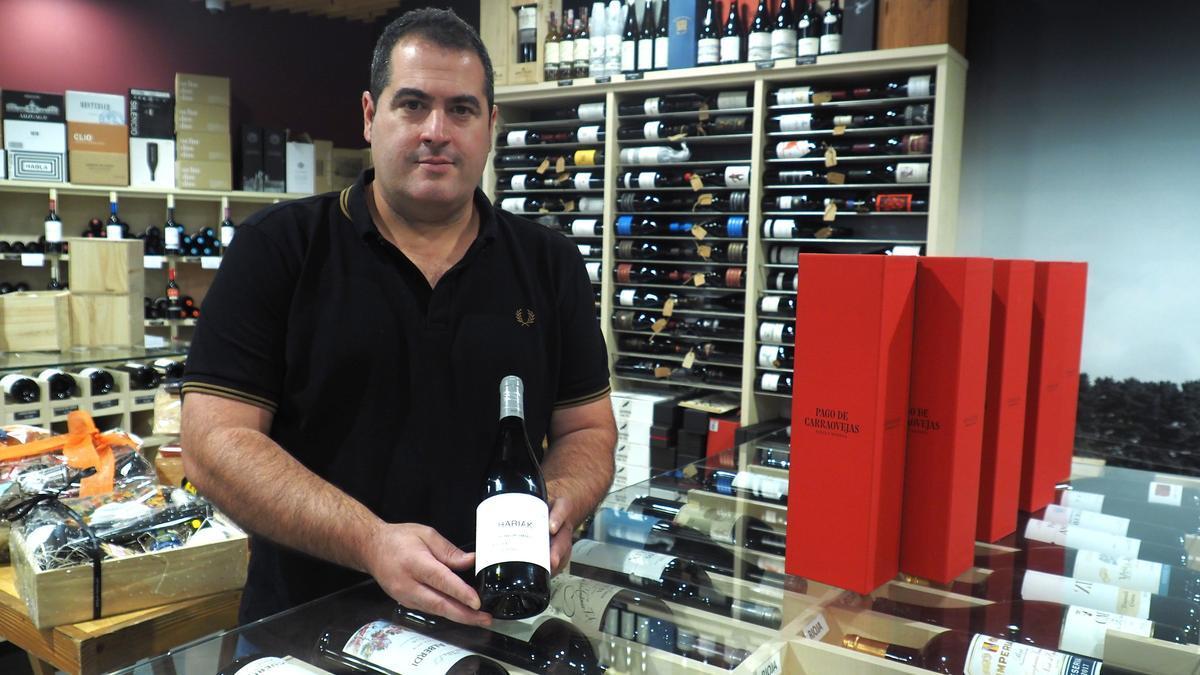Zigor Odriozola, en el establecimiento de Odriozola Ardoak de Azkoitia, con una botella de 'Hariak' la marca que producen desde hace dos años en Lapuebla de Labarca.